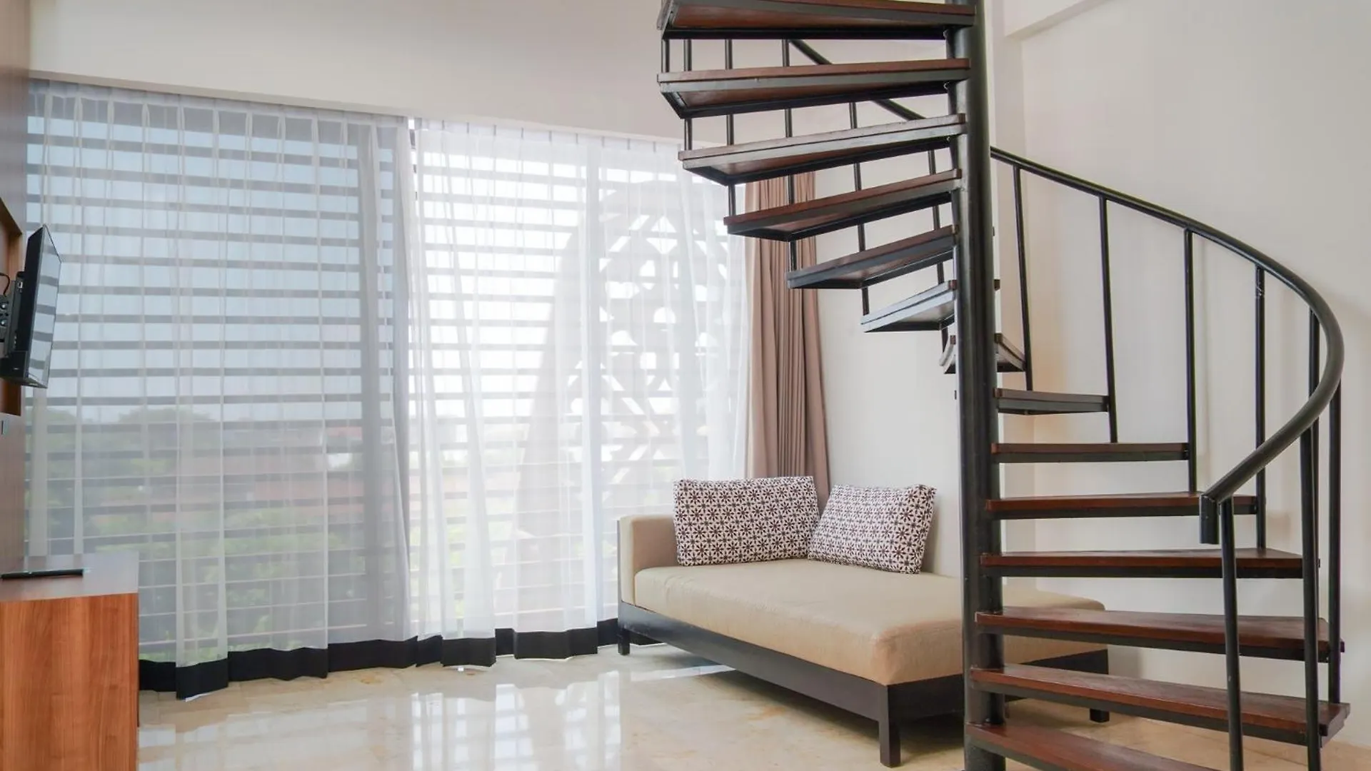 Cross Vibe Paasha Atelier Bali Kuta Hotel Kuta Lombok